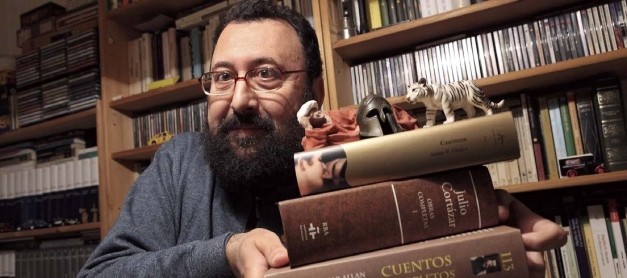Hipólito G. Navarro: «Hay que ser malvado para decir que entre novela y novela, para descansar, se escriben cuentos»