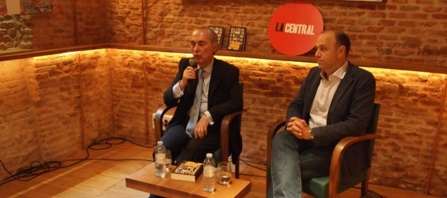 Luis Alberto de Cuenca presentó ¡A los libros! en Madrid.